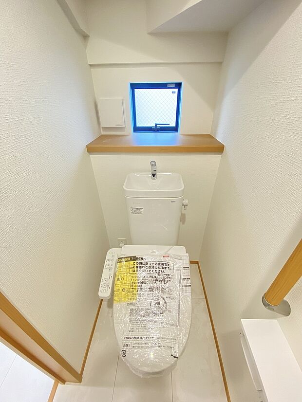 小窓を開いて新鮮な空気を取り込めるおトイレ。明るさも確保できますね