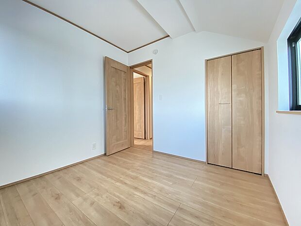 全居室フローリングで統一されているため、お掃除がラクラクです。ホコリなども、目についた時にサッと拭くだけでスッキリきれいに