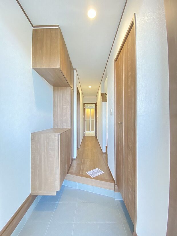 充実した玄関収納。散らかりがちな玄関もこれでスッキリしますね