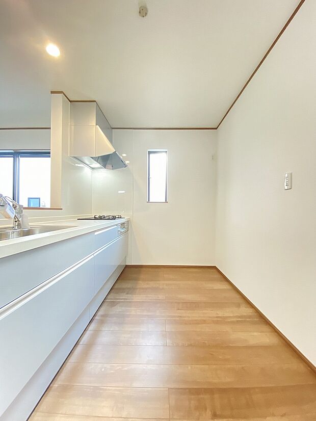 窓付きの明るく爽やかなキッチンスペース。