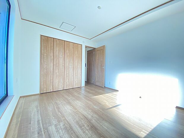 白を基調とした明るい室内。自然と気持ちも明るくなりますね