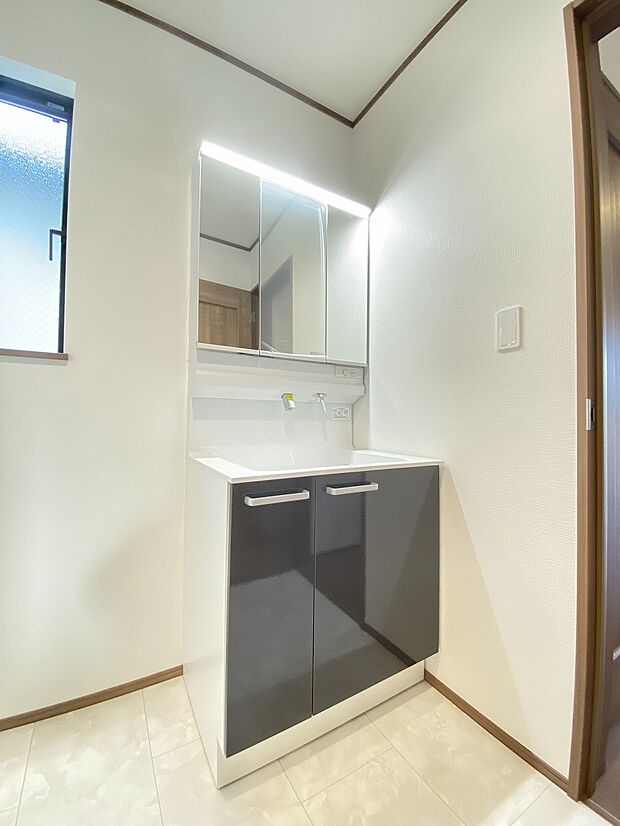 鏡の裏に収納棚を確保した三面鏡を採用。化粧品や歯ブラシなどを機能的に収納できます。