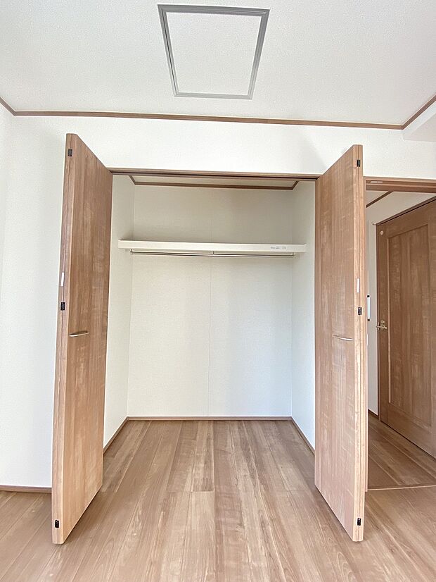 ハンガーポール付き収納を完備　よく使う衣類やバックなどを収納することで、出し入れもしやすく便利ですね。