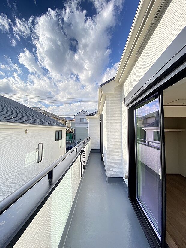 2部屋に続くワイドバルコニーは家族の洗濯物やお布団もたくさん干せます