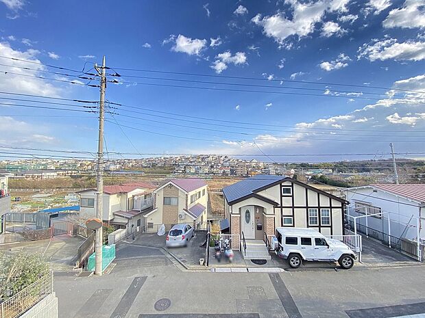 青空につながる広いバルコニーは気分転換にもオススメです