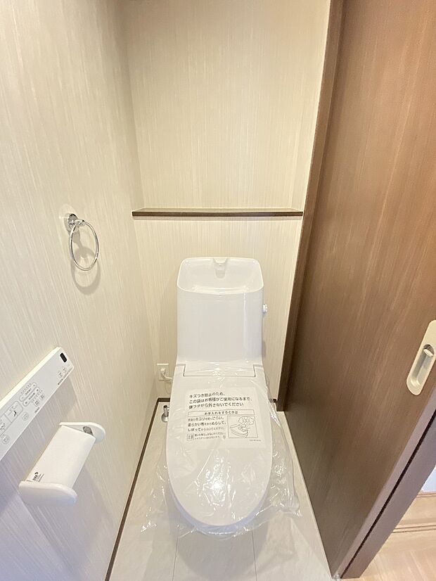 窓がある明るいトイレ。すぐに換気もできますね