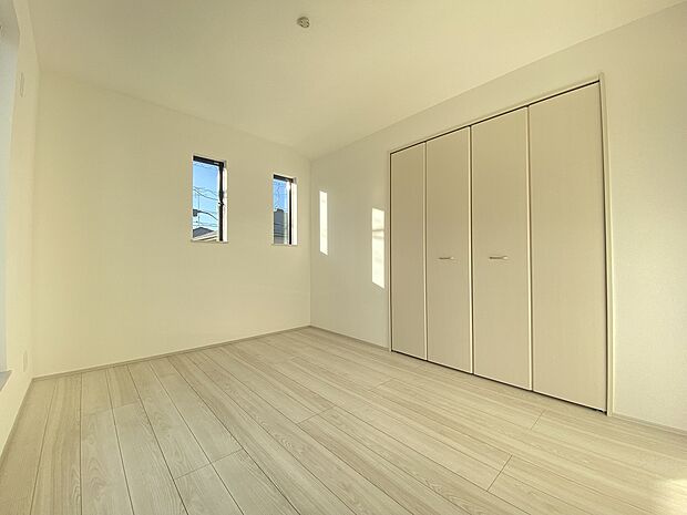 穏やかな時間が漂う、心休まる寝室です。ゆっくり休んで一日の疲れもとれそうですね。