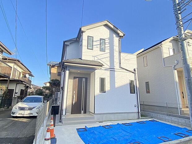 お子様の送迎にも可かせない車。前面道路も広く、安心して外出できます。