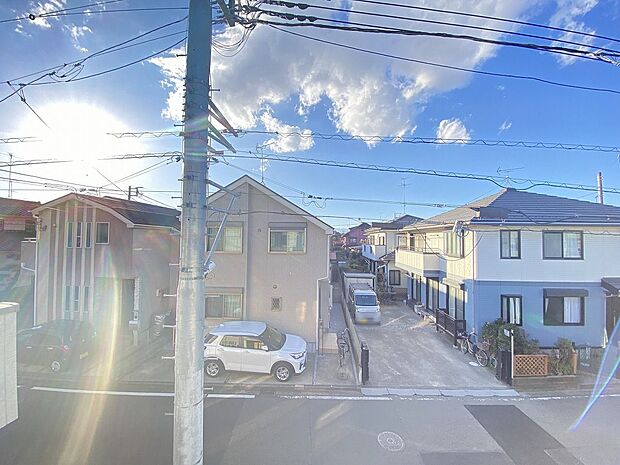 透き通る青空に見守られながら、家族の絆を深める新生活がここからスタート。