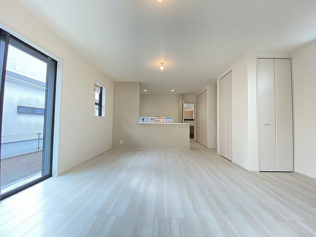 お気に入りのインテリアも引き立つ、優しい色調のフローリングと白いクロス。落ち着いた空間です。