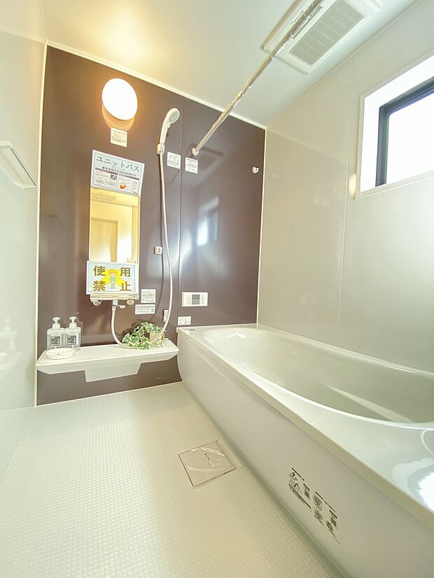 落ち着いた色合いで疲れた体を癒してくれる、贅沢な寛ぎ空間です。