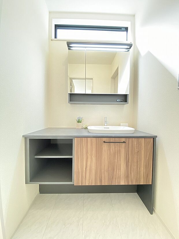 ヘアセットの時も嬉しい3面鏡。後ろ姿もしっかりチェックできます。