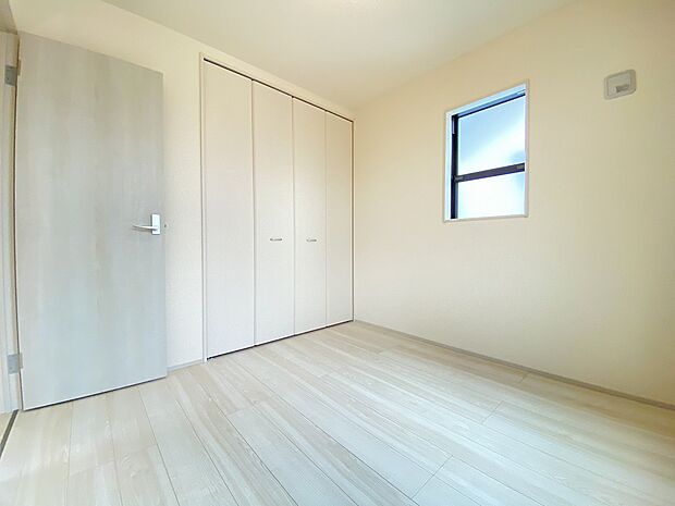 どんなカラーにも馴染む、白のクロス。雑貨や小物、家具との相性も良さそうです。