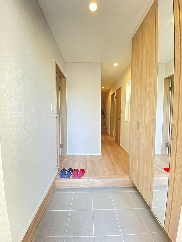 白を基調にした玄関が、家族をそっと迎えてくれる優しい空間です。