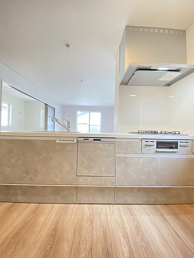 仲良しのお友達の来訪時もついついおしゃべりがとまりません。夕ご飯やお茶の準備をしながらも、おしゃべりを続けられる対面キッチン。