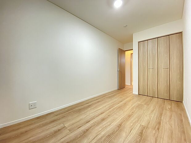 白を基調とした明るい子供部屋です。成長の瞬間を支える、夢と学びの部屋になりますね。