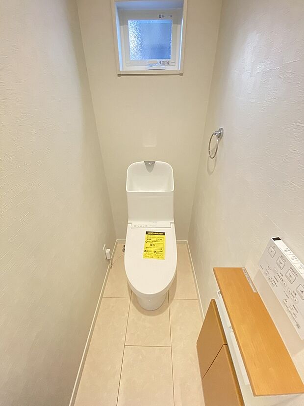 白を基調とした清潔感あるトイレ。温水洗浄便座もついて、快適にご使用できます。