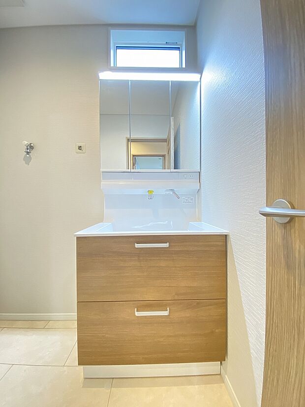 小窓があり、曇りやすい洗面スペースもすぐに換気ができます。