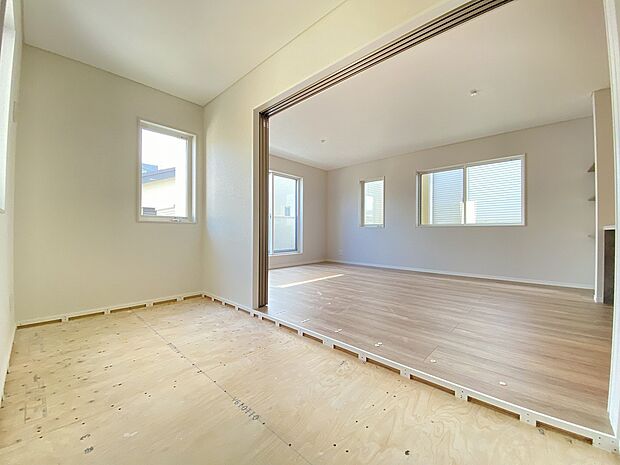 和室もとってもお洒落　親子で畳の上をゴロゴロ、のどかな休日を想像してしまいますね。