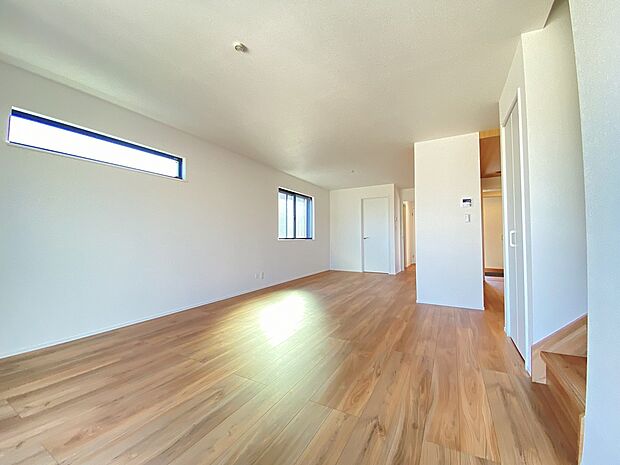 清潔感を溢れる白を基調としたリビング。どんなテイストにもマッチしてくれそうです。