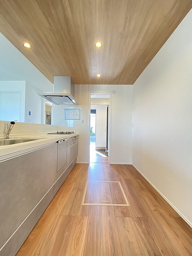 忙しそうなママを見て、何かしようかなというお手伝いの気持ちが芽生えるかも。家族の一体感がもてるカウンターキッチン。