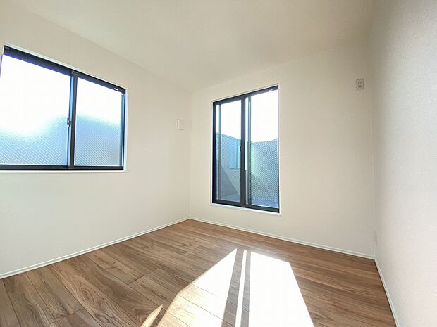 南からたっぷりと採光が注がれる、贅沢な空間。