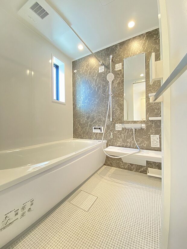 落ち着いた色合いで疲れた体を癒してくれる、贅沢な寛ぎ空間です。