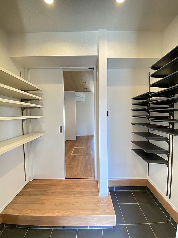 天井まで届く大容量シューズボックスで、靴の収納もラクラク