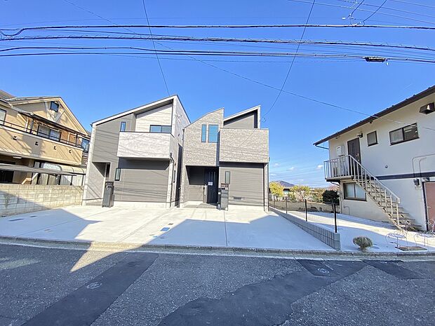 シックなブラックの外観。青空とのコントラストが綺麗です。建物完成済み　ご見学が可能です。