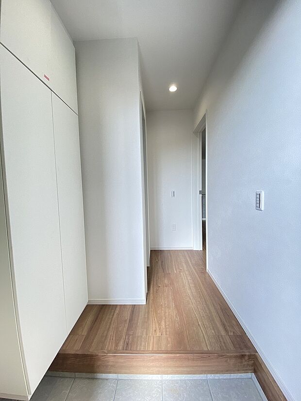 白を基調にした玄関が、家族をそっと迎えてくれる優しい空間です。