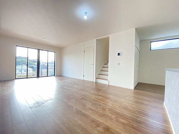 自然の美しい木肌の風合いが優しい表情を生み出します。ナチュラルで温かみのある空間です。