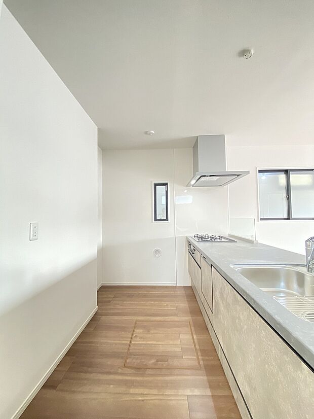 忙しそうなママを見て、何かしようかなというお手伝いの気持ちが芽生えるかも。家族の一体感がもてるカウンターキッチン。