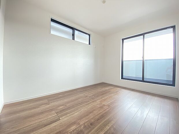 朝の光がやさしく差し込む。鳥のさえずりに包まれて目覚める、贅沢なひとときです。