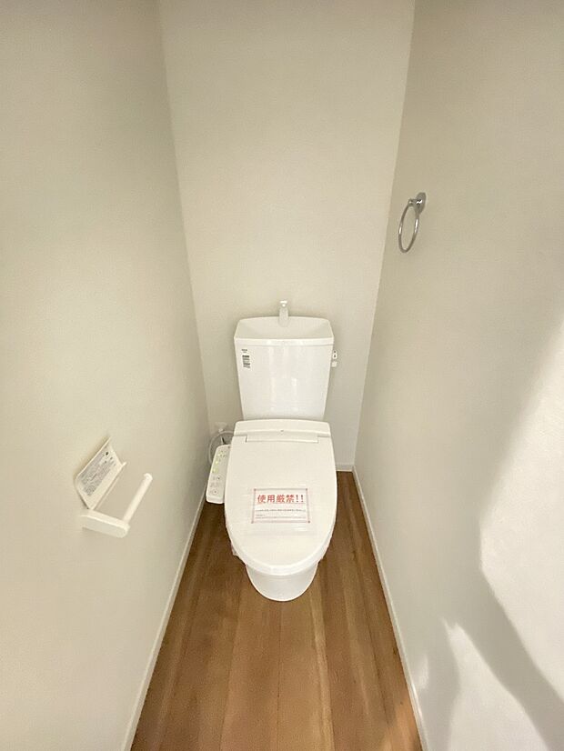 ちょっとしたインテリアで、毎日が少し楽しくなるトイレ時間。