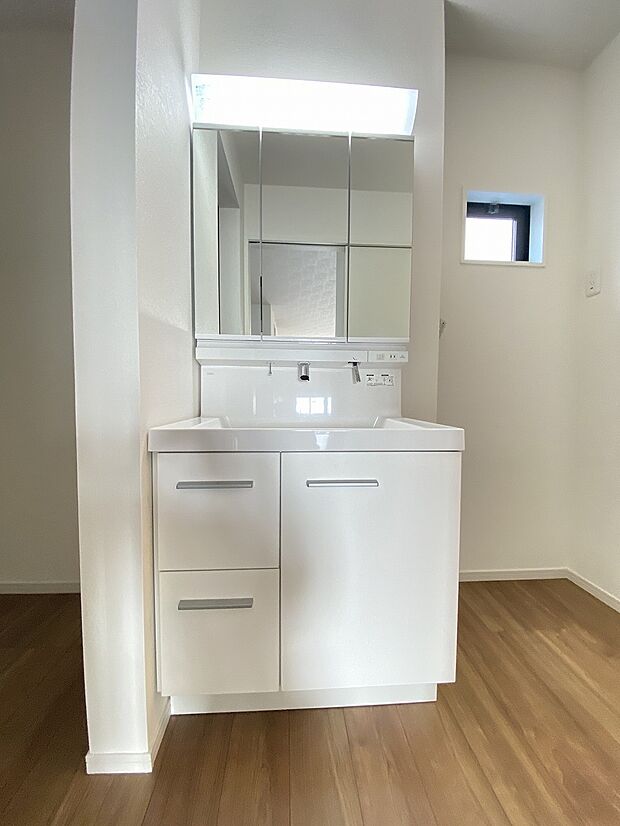 朝の身支度も二人で使えるワイドな洗面化粧台。今日の予定やイベントを話しながら、忙しい朝も家族でにぎわいそうな空間です。