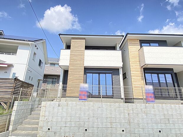 カラーは落ち着いたシックな色調。シンプルイズベストな飽きの来ない外観です。