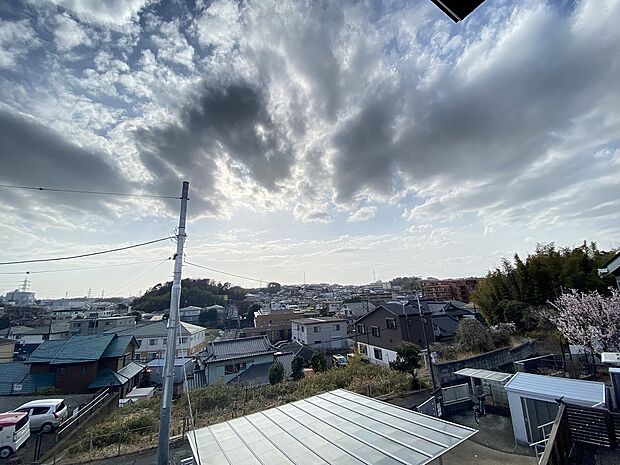 青空の下、ご家族の新しい暮らしが心地よく始まります。