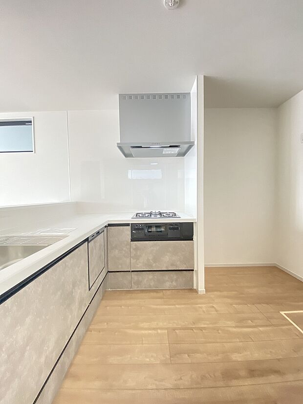 忙しそうなママを見て、何かしようかなというお手伝いの気持ちが芽生えるかも。家族の一体感がもてるカウンターキッチン。