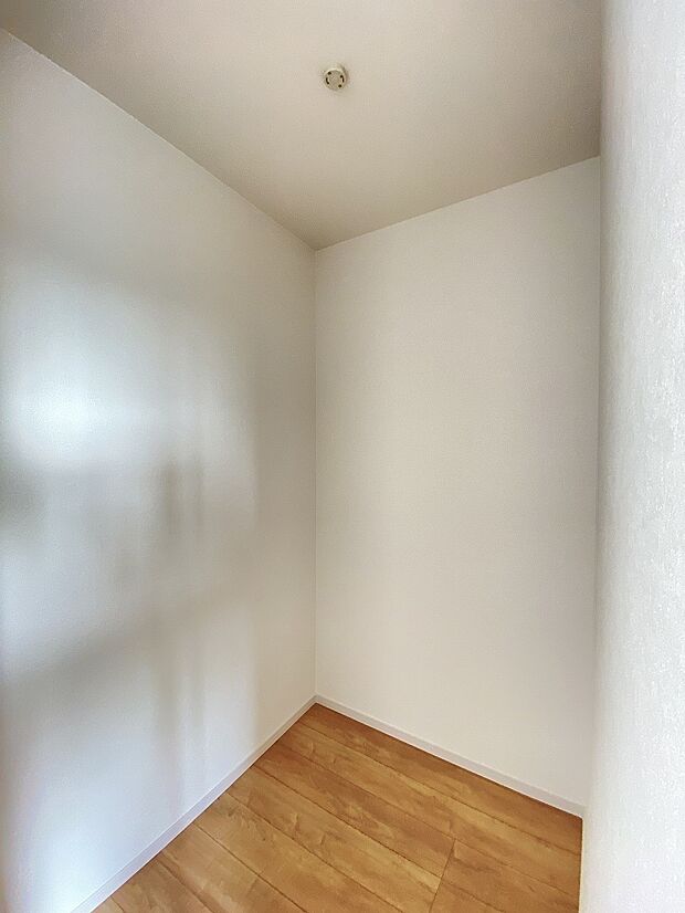 片付けもしやすい2面のクローゼット。衣類と小物に分けられます。