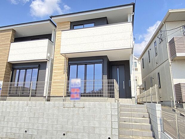 2色の調和が奏でるスタイリッシュな佇まい。家族が幸せになる物語がここからスタートします。