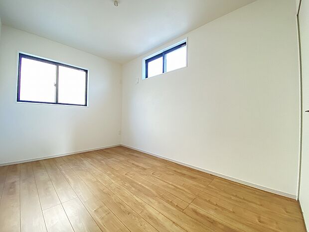 どんなカラーやテイストにも馴染む白いクロスで、インテリアの幅が広がります。