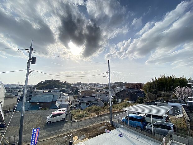 穏やかな陽光に包まれ、心地よい時間が流れるお住まいです。