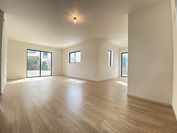 お気に入りのインテリアも引き立つ、優しい色調のフローリングと白いクロス。落ち着いた空間です。