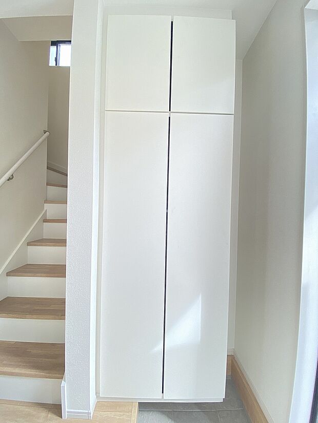 豊富な収納力で靴をまとめて片づけられ、玄関を清潔にキープできます。