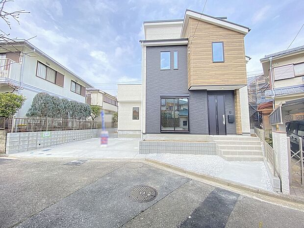 青空が広がり、陽光が差し込む開放感に包まれた住環境です。