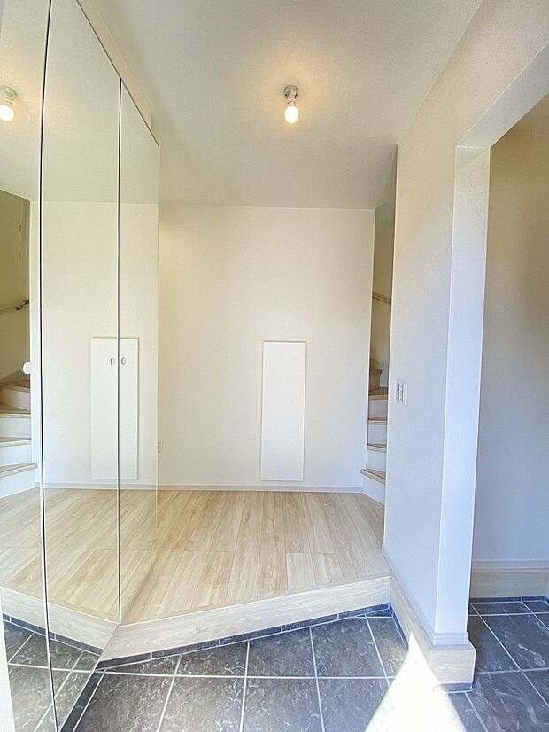 白を基調にした玄関が、家族をそっと迎えてくれる優しい空間です。