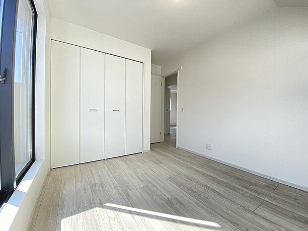 明るく風通しもよい子供部屋です。創造力と集中力が育つ、ワクワクの場所。