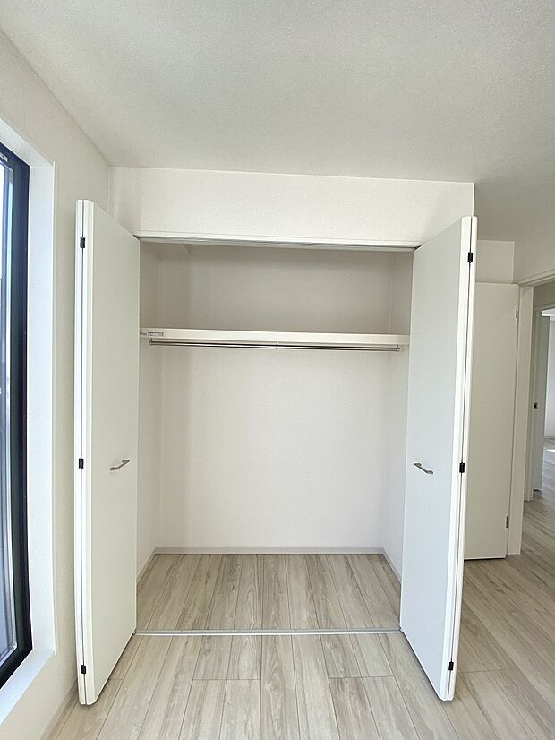 衣類だけじゃなく、スーツケースやレジャー用品もしまえます。