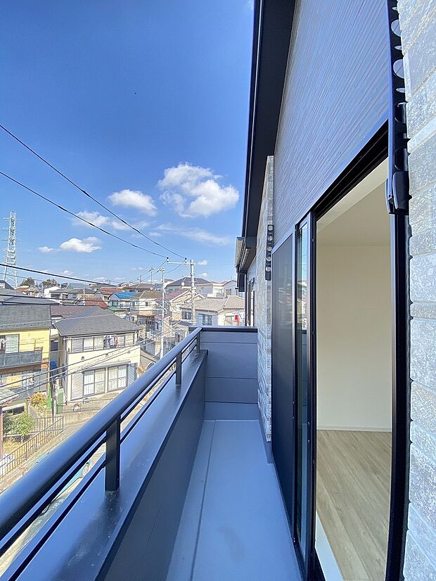 陽光あふれる青空の下、開放感と快適さが共存する理想の住環境です。