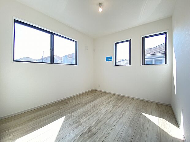 お好みのカーテンやラグで、自分好みにカスタマイズ